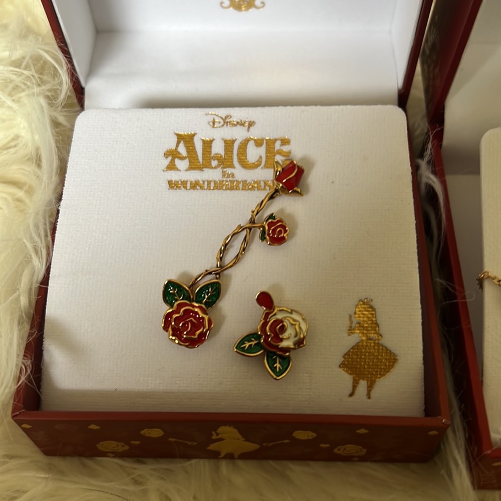 Rock love alice in wonderland necklace earring set - Picture 4 of 5